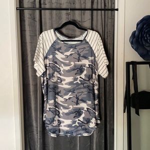 white/grey/green/black T-shirt